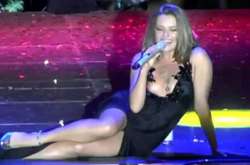 Сверкнула грудью: Наталью Могилевскую подвело платье во время концерта