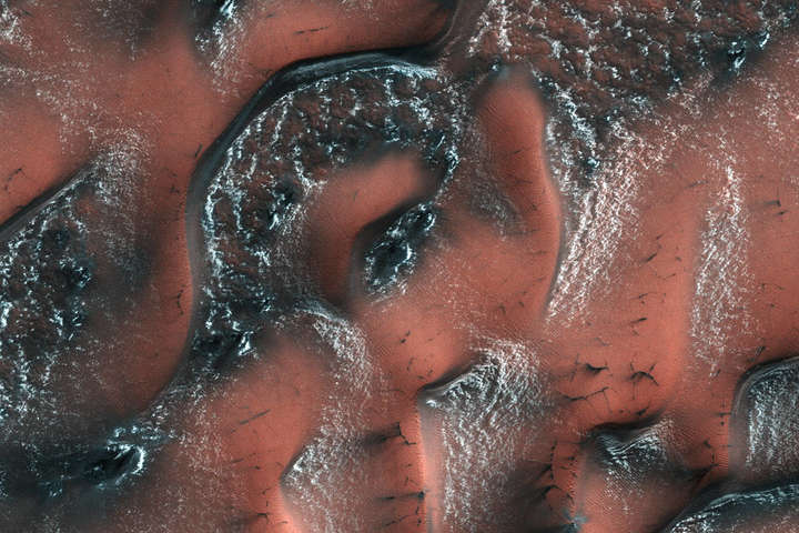 Агенство NASA показало снігові дюни Марса