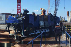 Рятувальники підняли з моря автобус