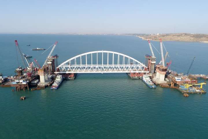 Оккупанты привезли на Крымский мост железнодорожную арку