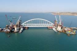Оккупанты привезли на Крымский мост железнодорожную арку