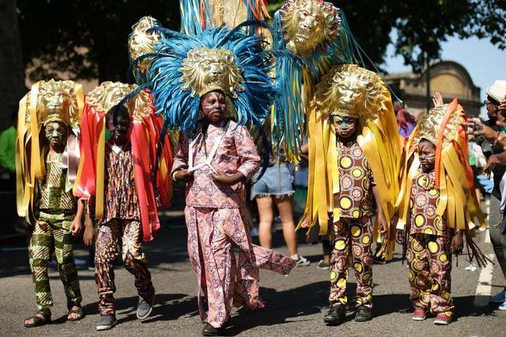 Карнавал в Ноттинг-Хилле: появились яркие фото лондонского веселья