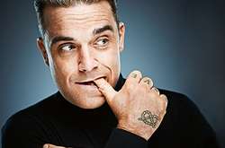 Не на ноги: Робби Уильямс поразил сеть провокационным фото с носком на «причинном» месте