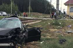 Под Киевом поезд раздавил «Лексус»