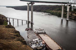 Инцидент с баржей в Запорожье: стали известны подробности