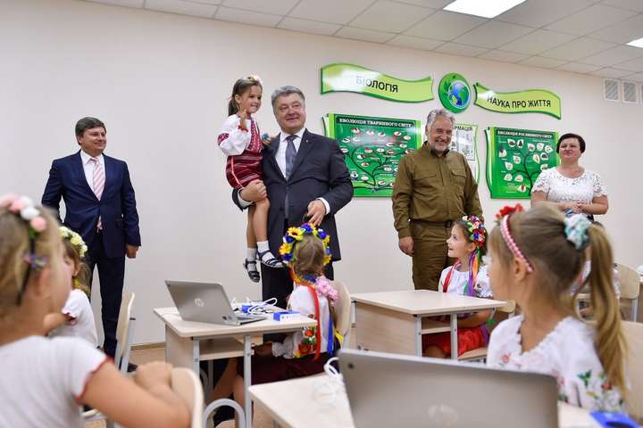 «Саме з таких дітей виростають справжні українці». Як Порошенко їздив на Донеччину