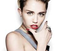 Майли Сайрус снялась полностью обнаженной для обложки фотоальбома