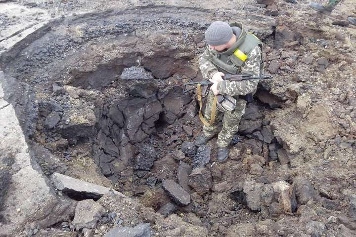 Росіяни на Донбасі застосовують невідоме озброєння, що залишає величезні воронки