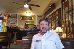 Британец открыл кафе, куда нельзя приходить с детьми, зато можно с собаками