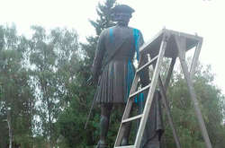 В Полтаве изуродовали два «российских» памятника