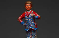 Фарфоровые фигурки с политическим подтекстом: невероятные работы австралийского мастера