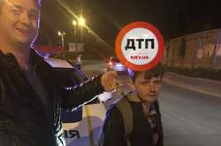 На столичних Березняках чоловік кидався на автомобілі. «Атракціон» закінчився ДТП (фото)