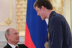 Нове фото з Путіним «підірвало» мережу: забули підставити драбину