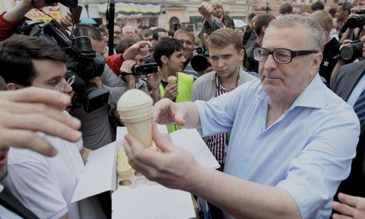 У мережі показали битву росіян за безкоштовне морозиво: кидали немов собакам 