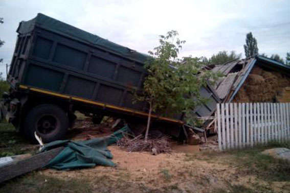На Вінниччині вантажівка з'їхала з дороги і влетіла в будівлю (фото)