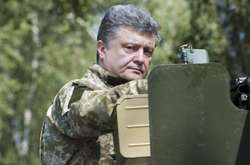 Порошенко за власні кошти купує зброю для української армії - ЗМІ
