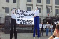 Акція під посольством РФ у Києві з вимогою розслідувати викрадення людей в окупованому Криму
