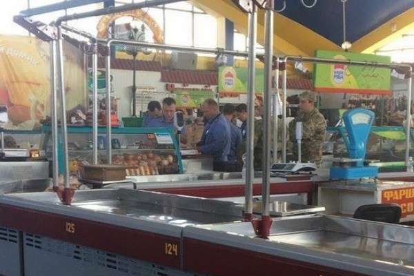 Окупанти в Керчі вилучили у продавців українські продукти