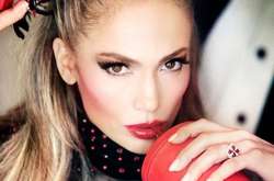 Слишком модно: Джей Ло в шубе и с золотыми цепями снимает новый клип