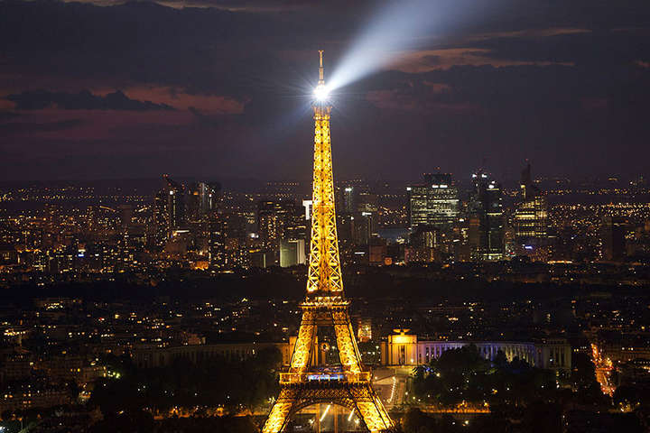 Прожектори Ейфелевої вежі погаснуть до 10 жовтня