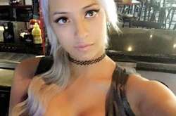 Очаровательные сотрудницы спортбаров в соблазнительной униформе