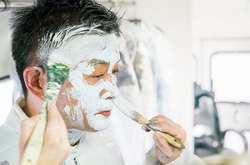 Невероятное искусство камуфляжа: парень «исчезает» на снимках без использования фотошопа