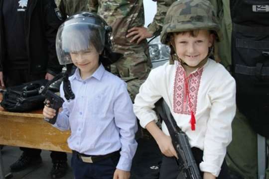 Поліцейські Вінниці дали дітям зброю (фото)