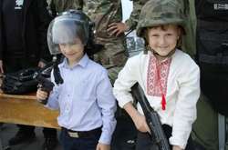 Поліцейські Вінниці дали дітям зброю (фото)