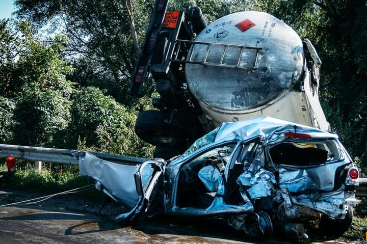 У Тернополі бензовоз перекинувся і пошкодив шість автівок: один загиблий