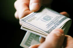 На Рівненщині викрито тюремника, який отримав 500 доларів хабара