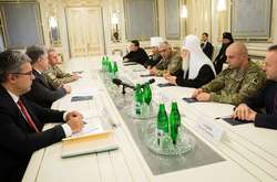 Порошенко вимагає припинити напади на українську церкву в окупованому Криму