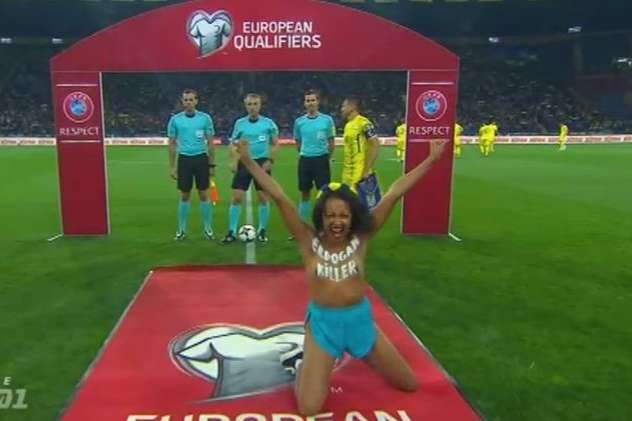 Оголена активістка Femen вибігла на поле перед матчем Україна - Туреччина: опубліковано відео