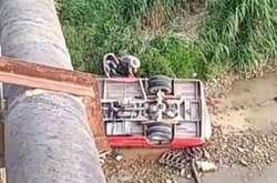 У Китаї автобус зі школярами впав з мосту: загинули п'ятеро пасажирів