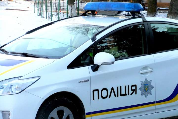 У Львові патрульні визволили із заблокованого автомобіля однорічного малюка