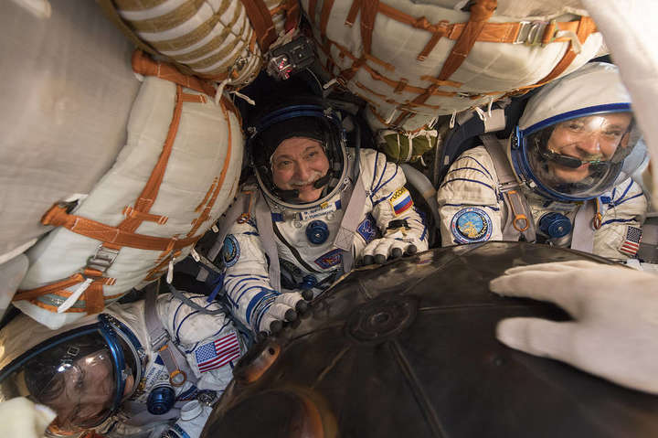 Троє космонавтів успішно повернулись на Землю з МКС 