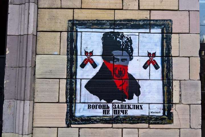 У Києві стерли революційні графіті на вулиці Грушевського