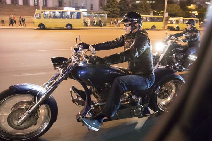 Як Кличко ганяв на мотоциклі вулицями Києва. Фоторепортаж з ночі
