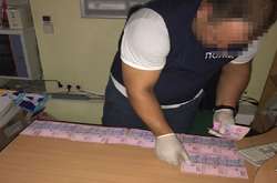 Посадовця Херсонської міськради затримали на хабарі