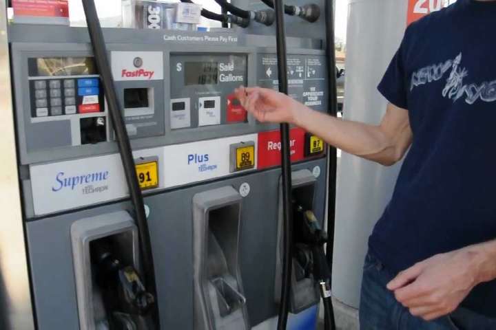 Удар урагану «Харві» призвів до зростання цін на бензин в США