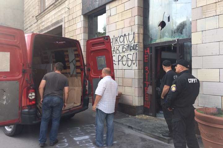 Після скандалу зі знищенням революційних графіті магазин меблів з'їжджає (відео)