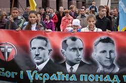  Марш слави Української повстанської армії. На банері портрети Євгена Коновальця, Степана Бандери та Романа Шухевича (зліва направо). Львів, 14 жовтня 2012 року  