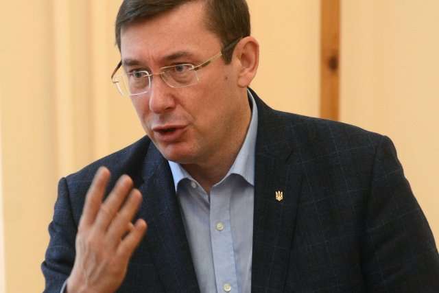 Луценко обіцяє восени нові справи по депутатам-хабарникам 