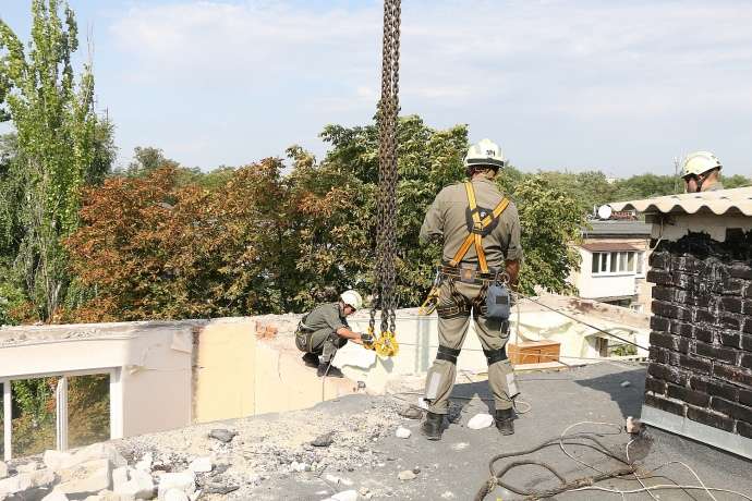 Рятувальники відновлюють Авдіївку після обстрілу бойовиків 
