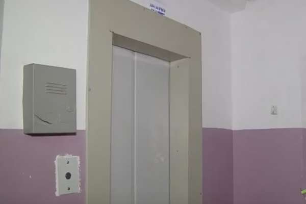 В одеській багатоповерхівці обірвався новий ліфт (відео)