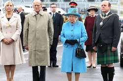 Пользователи соцсетей определили пол будущего ребенка Кейт Миддлтон по новому наряду королевы Елизаветы II 