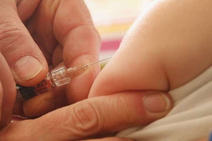 Російська вакцина завозиться в Україну незаконно - МОЗ