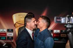 Бій Усик – Хук. Cуперник штовхнув та обізвав українця на дуелі поглядів