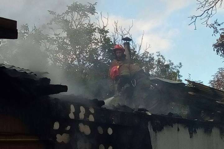 Столичні вогнеборці в Шевченківському районі загасили палаючий дах приватного будинку (фото)