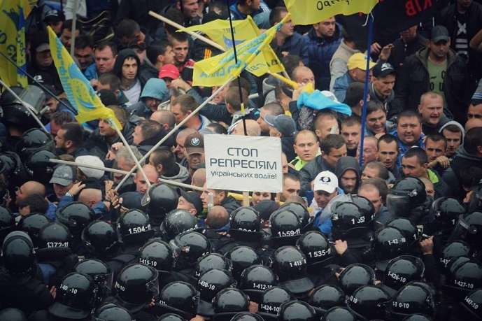 Полиция попыталась оттеснить «евробляхарей» из-под Рады