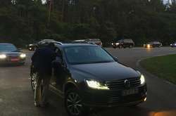 Депутати від БПП на елітних авто з’їжджаються в резиденцію до Порошенка